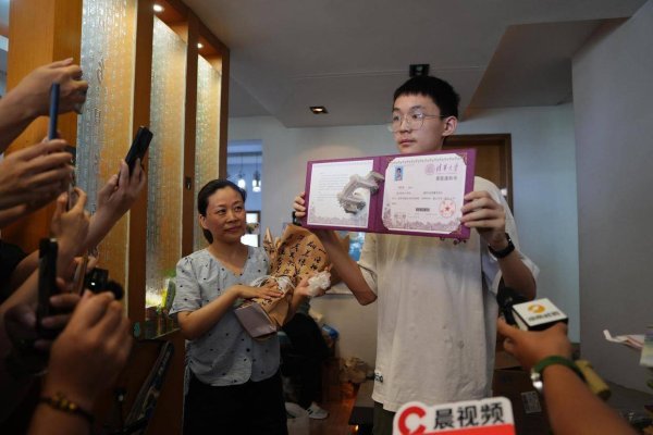 2025年配资一览表最新 来自清华！湖南首封高考录取通知书送达